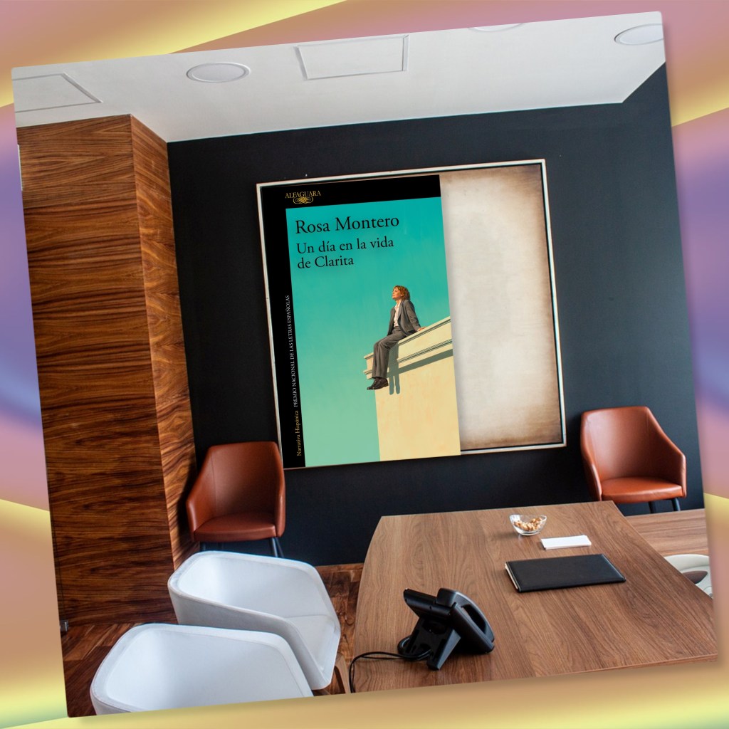 Portada del libro 'Un día en la vida de Clarita' de Rosa Montero, exhibida en una sala moderna con mobiliario elegante.